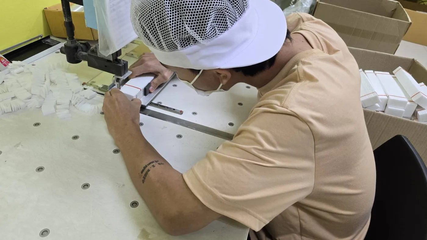 พนักงานตัดและประกอบชิ้นงานแผ่นกรอง