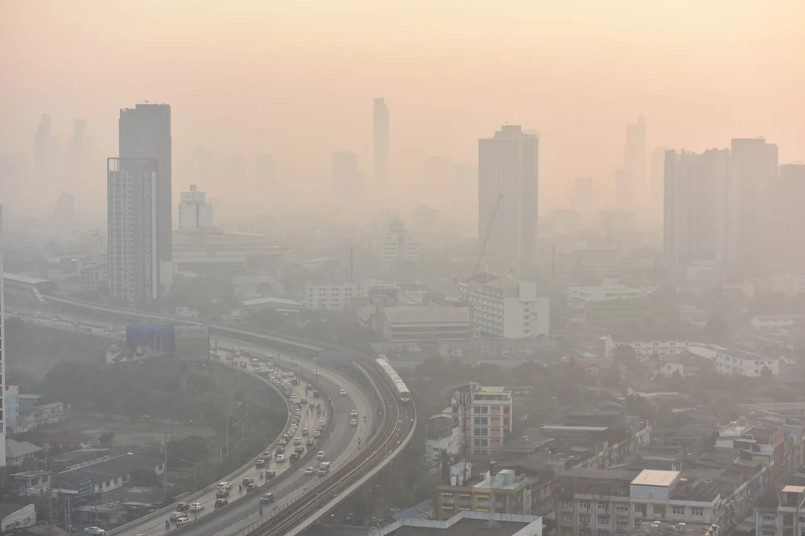 ถนนและเมืองที่ปกคลุมด้วยฝุ่น PM2.5
